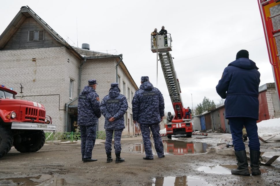 В Новодвинске прошло совместное пожарно-тактическое учение Росгвардии и государственной противопожарной службы